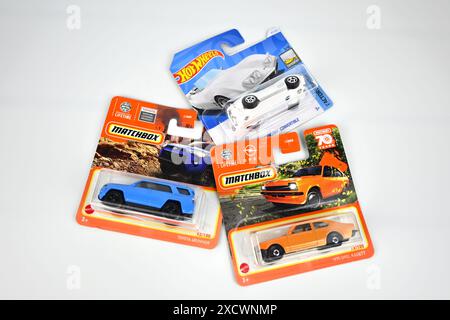 Hot Wheels und Matchbox Spielzeugmodelle in Verpackung – Wales, Großbritannien – 15. Juni 2024 Stockfoto