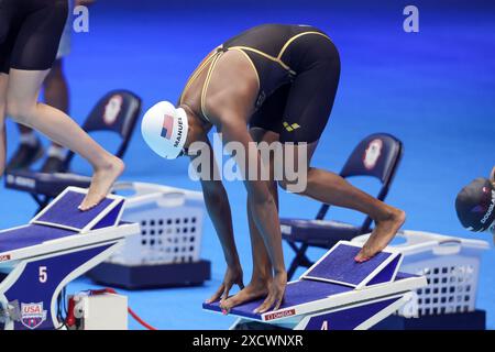 Indianapolis, Indiana, USA. Juni 2024. SIMONE MANUEL (SUN) startet zu Beginn ihres Halbfinalkampfs im 100-Meter-Freistil der Frauen während der Olympischen Spiele der USA im Lucas Oil Stadium aus dem Startblock. (Kreditbild: © Scott Rausenberger/ZUMA Press Wire) NUR REDAKTIONELLE VERWENDUNG! Nicht für kommerzielle ZWECKE! Stockfoto