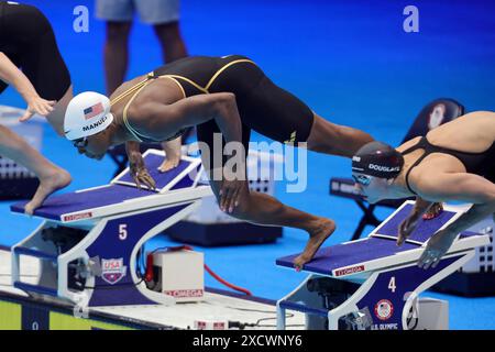 Indianapolis, Indiana, USA. Juni 2024. SIMONE MANUEL (SUN) startet zu Beginn ihres Halbfinalkampfs im 100-Meter-Freistil der Frauen während der Olympischen Spiele der USA im Lucas Oil Stadium aus dem Startblock. (Kreditbild: © Scott Rausenberger/ZUMA Press Wire) NUR REDAKTIONELLE VERWENDUNG! Nicht für kommerzielle ZWECKE! Stockfoto