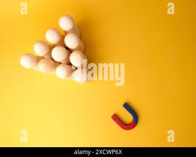 Hölzerne Figuren von Menschen und einem Magneten. Team Management Konzept. Human Resources. Fördern. Die Wahl eines neuen Vorsitzenden und der Einstellung von Mitarbeitern zu arbeiten. Abwerben Stockfoto