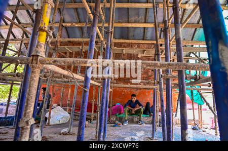 Neu-Delhi, Indien. Juni 2024. NEW DELHI, INDIEN - 18. JUNI: Arbeiter, die sich während eines heißen Nachmittags auf einer Baustelle am Kashmiri Gate in Neu-Delhi, Indien, am Dienstag, den 18. Juni 2024 entspannten. (Foto: Raj K Raj/Hindustan Times/SIPA USA) Credit: SIPA USA/Alamy Live News Stockfoto