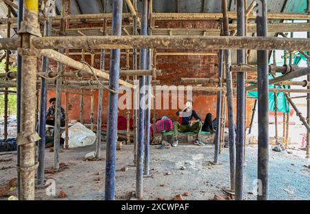 Neu-Delhi, Indien. Juni 2024. NEW DELHI, INDIEN - 18. JUNI: Arbeiter, die sich während eines heißen Nachmittags auf einer Baustelle am Kashmiri Gate in Neu-Delhi, Indien, am Dienstag, den 18. Juni 2024 entspannten. (Foto: Raj K Raj/Hindustan Times/SIPA USA) Credit: SIPA USA/Alamy Live News Stockfoto