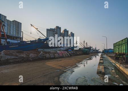 Jakarta, Indonesien - 9. Mai 2024. Mehrere farbenfrohe Phinisi, traditionelle indonesische Segelschiffe, ruhen auf einem Hügel mit Blick auf den Hafen von Sunda Kelapa in Ja aus Stockfoto