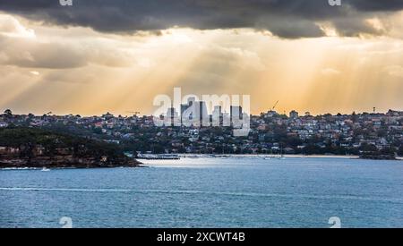 Blick auf Balmoral Beach und Middle Head vor dem Silhouettenhochhaus von North Sydney in der Ferne, Sydney Harbour, New South Wales, Australien Stockfoto