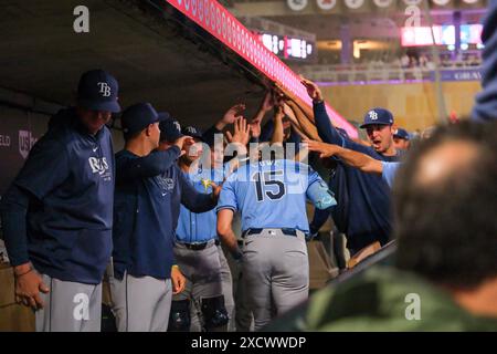 Minneapolis, Minnesota, USA. Juni 2024. JOSH LOWE (15) feiert einen Solo-Homerun während eines MLB-Baseballspiels zwischen den Minnesota Twins und den Tampa Bay Rays im Target Field. Die Twins gewannen mit 7:6. (Kreditbild: © Steven Garcia/ZUMA Press Wire) NUR REDAKTIONELLE VERWENDUNG! Nicht für kommerzielle ZWECKE! Stockfoto