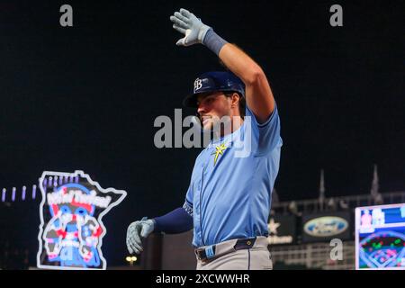 Minneapolis, Minnesota, USA. Juni 2024. JOSH LOWE (15) feiert einen Solo-Homerun während eines MLB-Baseballspiels zwischen den Minnesota Twins und den Tampa Bay Rays im Target Field. Die Twins gewannen mit 7:6. (Kreditbild: © Steven Garcia/ZUMA Press Wire) NUR REDAKTIONELLE VERWENDUNG! Nicht für kommerzielle ZWECKE! Stockfoto