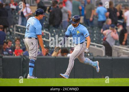 Minneapolis, Minnesota, USA. Juni 2024. BRANDON LOWE (8) feiert nach einem Solo-Homerun im fünften Inning während eines MLB-Baseballspiels zwischen den Minnesota Twins und den Tampa Bay Rays im Target Field. Die Twins gewannen mit 7:6. (Kreditbild: © Steven Garcia/ZUMA Press Wire) NUR REDAKTIONELLE VERWENDUNG! Nicht für kommerzielle ZWECKE! Stockfoto