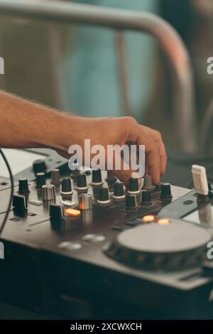 Nahaufnahme der Hand eines djs, der auf einer Abendparty den Mixer spielt Stockfoto