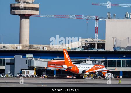 20240616 Flughafen PALMA de Mallorca PALMA, SPANIEN - 16. JUNI 2024 : Easyjet AT - Flughafen Palma de Mallorca am 16. Juni 2024 in Palma, . Palma Baleares Spanien *** 20240616 Flughafen PALMA de Mallorca 16. JUNI 2024 Easyjet am Flughafen PALMA de Mallorca am 16. Juni 2024 in Palma, Palma Baleares Spanien Stockfoto