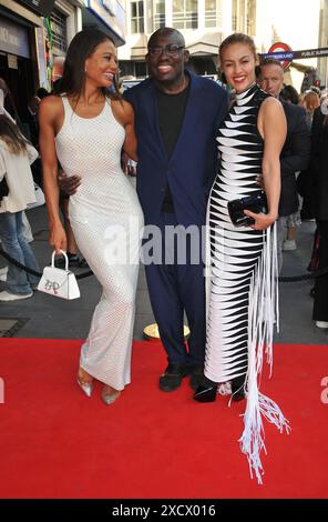 Emma Weymouth und Edward Enninful und Gast bei der Gala-Nacht „Sister Act“ im Dominion Theatre, Tottenham Court Road, am Montag, den 17. Juni 2024 in London, Stockfoto