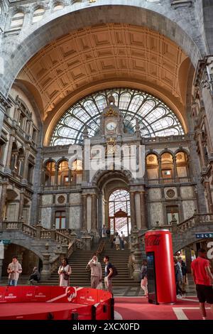 Antwerpen, Belgien; Juni, 07.2024; berühmte alte Uhr an der Fassade des schönen alten Bahnhofs in Antwerpen.Belgien. Stockfoto