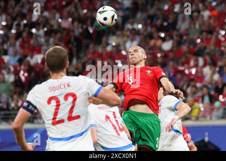 Hamburg, Deutschland. Juni 2024. Kepler Laveran de Lima Ferreira Comm, bekannt als Pepe (2. R) von Portugal, wird am 18. Juni 2024 während des Spiels der UEFA Euro 2024 zwischen Portugal und Tschechien in der Red Bull Arena in Aktion gesehen (Endstand Portugal 2-1 Tschechische Republik) (Foto: Sergei Mikhailichenko/SOPA Images/SIPA USA) Credit: SIPA USA/Alamy Live News Stockfoto