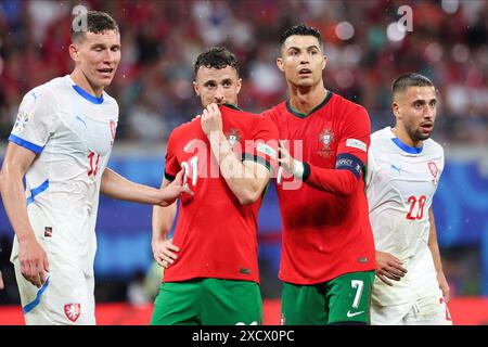 Hamburg, Deutschland. Juni 2024. Diogo Jota (2. L) und Cristiano Ronaldo (2. R), Jind?ich Stan?k (L) und ond?ej Lingr (R) aus Tschechien beim Spiel der UEFA Euro 2024 zwischen Portugal und Tschechien in der Red Bull Arena am 18. Juni 2024 (Endstand Portugal 2-1 Tschechische Republik) (Foto: Sergei Mikhailichenko/SOPA Images/SIPA USA) Credit: SIPA USA/Alamy Live News Stockfoto