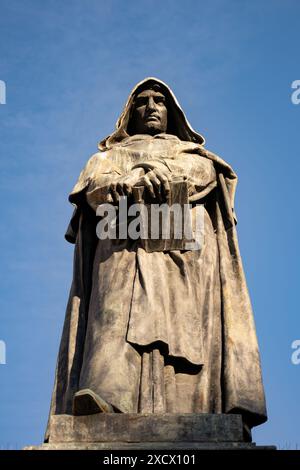 Das Denkmal für Giordano Bruno, eine Bronzestatue des italienischen Philosophen und Dominikanerbruders, befindet sich in Campo de Fiori, Rom. Die Statue zeigt Bruno stehend mit einem Buch in der Hand. Stockfoto