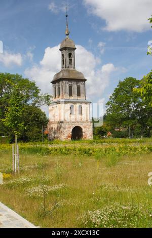 Blick am Dienstag 18.06.2024 in Remplin Mecklenburgische Seenplatte auf den örtlichen Torturm. Der Turm gehörte einst zum historischen Schloss. Das Schloss wurde seinerzeit durch Friedrich II. Graf von Hahn im 18. Jahrhundert errichtet. Später ging es in den Besitz von Herzog Georg von Mecklenburg Strelitz, der seinerzeit mit der Großfürstin Katharina Michailowna aus dem Haus der Romanows leiert war, über. Dieser wiederum liegt es zu Lebzeiten im Stil der Neorenaissance umbauen. Infolge leben fortan derer zu Mecklenburg Strelitz in dem Anwesen das dann im Jahr 1940 durch einen Brand weitestgeh Stockfoto