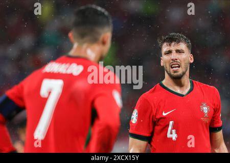 Hamburg, Deutschland. Juni 2024. Rúben Dias (R) von Portugal ist während des UEFA Euro 2024-Spiels zwischen Portugal und Tschechien am 18. Juni 2024 in der Red Bull Arena zu sehen (Endstand Portugal 2-1 Tschechische Republik). Credit: SOPA Images Limited/Alamy Live News Stockfoto