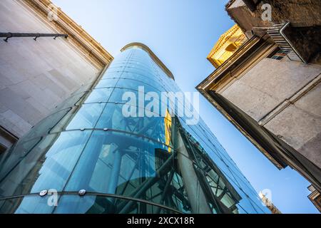 Ein verglaster Panoramablick-Aufzug am Victor Emmanuel II Nationaldenkmal in Rom, Italien. Der Aufzug bietet einen atemberaubenden Blick auf die Stadt. Stockfoto