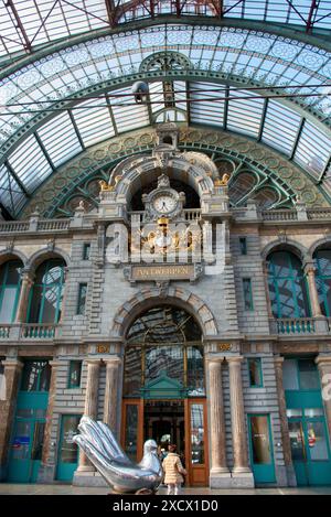 Antwerpen, Belgien; Juni, 07, 2024; Haupthalle mit Uhr und Schild mit niederländischem Stadtnamen Antwerpen und Tür mit niederländischem Ausstiegsschild uitgang der berühmten Art déco St Stockfoto