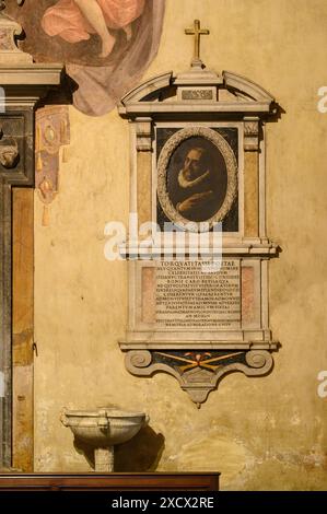 Rom. Italien. Denkmal und Porträt von Torquato Tasso (1544-1595). Kirche Sant’Onofrio al Gianicolo aus dem 15. Jahrhundert, Piazza di Sant’Onofrio. Stockfoto