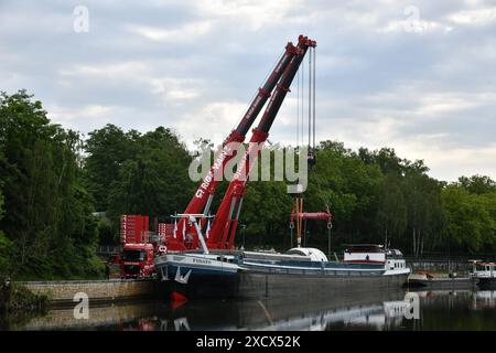 Ein Hochdruck-Gasabscheider, den die Firma Leffer i8n Dudweiler gebaut hat, wird am Dienstag 18.6.2024 an der Roro-Verladestelle der Saar in Saarbrücken mit Schwerlastkränen in einem Schiff gehoben. Die 175,85 Tonnen schwere Anlage wird nach Norwegen verschifft und lag mehrere Tage an der Saar wir berichteten. Das saarländische Familienunternehmen Leffer aus Dudweiler, ein Weltkonzern für den Stahl- und Apparatebau, hat den Abscheider mit einem Schwertransport zur Saar gebracht, jetzt geht es es es über Wasserstraßen weiter zum Ziel. Der Reaktor war mehrere Tage bewacht worden, um Vandalismus zu verhi Stockfoto