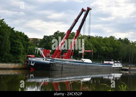 Ein Hochdruck-Gasabscheider, den die Firma Leffer i8n Dudweiler gebaut hat, wird am Dienstag 18.6.2024 an der Roro-Verladestelle der Saar in Saarbrücken mit Schwerlastkränen in einem Schiff gehoben. Die 175,85 Tonnen schwere Anlage wird nach Norwegen verschifft und lag mehrere Tage an der Saar wir berichteten. Das saarländische Familienunternehmen Leffer aus Dudweiler, ein Weltkonzern für den Stahl- und Apparatebau, hat den Abscheider mit einem Schwertransport zur Saar gebracht, jetzt geht es es es über Wasserstraßen weiter zum Ziel. Der Reaktor war mehrere Tage bewacht worden, um Vandalismus zu verhi Stockfoto