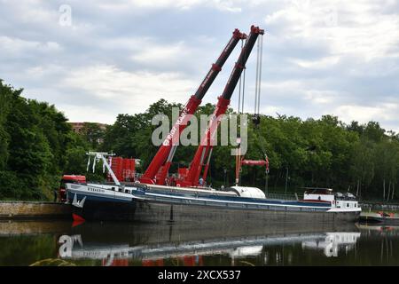 Ein Hochdruck-Gasabscheider, den die Firma Leffer i8n Dudweiler gebaut hat, wird am Dienstag 18.6.2024 an der Roro-Verladestelle der Saar in Saarbrücken mit Schwerlastkränen in einem Schiff gehoben. Die 175,85 Tonnen schwere Anlage wird nach Norwegen verschifft und lag mehrere Tage an der Saar wir berichteten. Das saarländische Familienunternehmen Leffer aus Dudweiler, ein Weltkonzern für den Stahl- und Apparatebau, hat den Abscheider mit einem Schwertransport zur Saar gebracht, jetzt geht es es es über Wasserstraßen weiter zum Ziel. Der Reaktor war mehrere Tage bewacht worden, um Vandalismus zu verhi Stockfoto