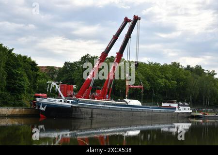 Ein Hochdruck-Gasabscheider, den die Firma Leffer i8n Dudweiler gebaut hat, wird am Dienstag 18.6.2024 an der Roro-Verladestelle der Saar in Saarbrücken mit Schwerlastkränen in einem Schiff gehoben. Die 175,85 Tonnen schwere Anlage wird nach Norwegen verschifft und lag mehrere Tage an der Saar wir berichteten. Das saarländische Familienunternehmen Leffer aus Dudweiler, ein Weltkonzern für den Stahl- und Apparatebau, hat den Abscheider mit einem Schwertransport zur Saar gebracht, jetzt geht es es es über Wasserstraßen weiter zum Ziel. Der Reaktor war mehrere Tage bewacht worden, um Vandalismus zu verhi Stockfoto