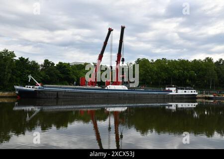 Ein Hochdruck-Gasabscheider, den die Firma Leffer i8n Dudweiler gebaut hat, wird am Dienstag 18.6.2024 an der Roro-Verladestelle der Saar in Saarbrücken mit Schwerlastkränen in einem Schiff gehoben. Die 175,85 Tonnen schwere Anlage wird nach Norwegen verschifft und lag mehrere Tage an der Saar wir berichteten. Das saarländische Familienunternehmen Leffer aus Dudweiler, ein Weltkonzern für den Stahl- und Apparatebau, hat den Abscheider mit einem Schwertransport zur Saar gebracht, jetzt geht es es es über Wasserstraßen weiter zum Ziel. Der Reaktor war mehrere Tage bewacht worden, um Vandalismus zu verhi Stockfoto