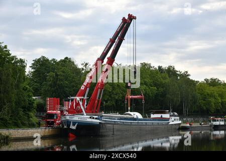 Ein Hochdruck-Gasabscheider, den die Firma Leffer i8n Dudweiler gebaut hat, wird am Dienstag 18.6.2024 an der Roro-Verladestelle der Saar in Saarbrücken mit Schwerlastkränen in einem Schiff gehoben. Die 175,85 Tonnen schwere Anlage wird nach Norwegen verschifft und lag mehrere Tage an der Saar wir berichteten. Das saarländische Familienunternehmen Leffer aus Dudweiler, ein Weltkonzern für den Stahl- und Apparatebau, hat den Abscheider mit einem Schwertransport zur Saar gebracht, jetzt geht es es es über Wasserstraßen weiter zum Ziel. Der Reaktor war mehrere Tage bewacht worden, um Vandalismus zu verhi Stockfoto