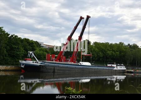 Ein Hochdruck-Gasabscheider, den die Firma Leffer i8n Dudweiler gebaut hat, wird am Dienstag 18.6.2024 an der Roro-Verladestelle der Saar in Saarbrücken mit Schwerlastkränen in einem Schiff gehoben. Die 175,85 Tonnen schwere Anlage wird nach Norwegen verschifft und lag mehrere Tage an der Saar wir berichteten. Das saarländische Familienunternehmen Leffer aus Dudweiler, ein Weltkonzern für den Stahl- und Apparatebau, hat den Abscheider mit einem Schwertransport zur Saar gebracht, jetzt geht es es es über Wasserstraßen weiter zum Ziel. Der Reaktor war mehrere Tage bewacht worden, um Vandalismus zu verhi Stockfoto