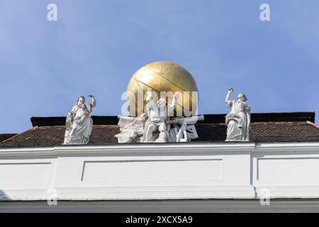 wien, Österreich - 12. Mai 2024: Statuen und goldene Kugel auf dem Dach der Österreichischen Nationalbibliothek. Keine sichtbaren Personen Stockfoto