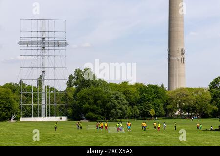 Wien, Österreich - 11. Mai 2024: Öffentlicher Park Donau mit Menschen, die vor Ort Fußball üben Stockfoto