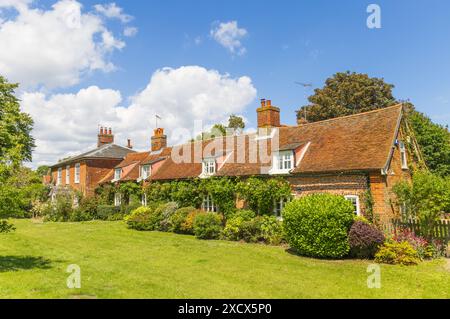 Reihe von alten traditionellen, terrassierten englischen Dorfhäusern an einem sonnigen Tag. Orford, Suffolk. UK Stockfoto