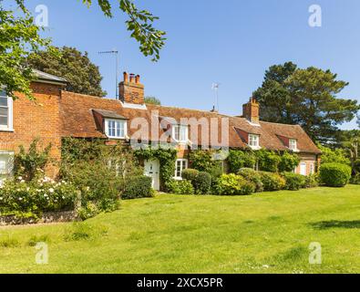 Reihe von alten traditionellen, terrassierten englischen Dorfhäusern an einem sonnigen Tag. Orford, Suffolk. UK Stockfoto