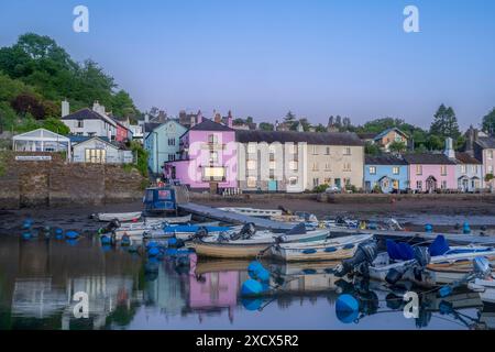 Am frühen Morgen in dem wunderschönen Dorf Dittisham am Fluss Dart mit dem Anchorstone Cafe und dem Ferry Boat Inn Pub deutlich sichtbar Stockfoto