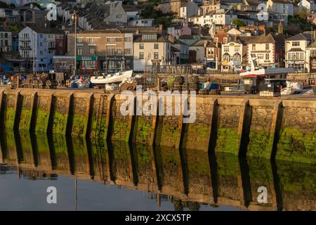 Brixham Hafen im frühen Morgenlicht mit Reflexionen am Ufer Stockfoto