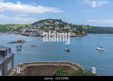 Wunderschöner Blick über den Fluss Dart von hoch über Bayard's Cove Fort in Richtung Kingswear Stockfoto