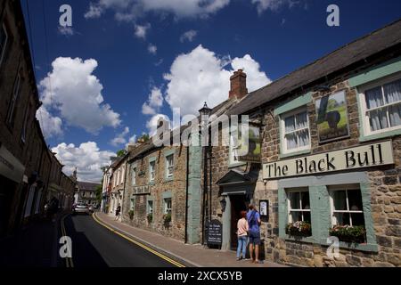 Middle Street in Corbridge, Northumberland, mit Black Bull Pub und Restaurant im Vordergrund. Eine der historischsten Straßen Englands. Stockfoto