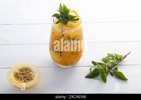 Ein Caipirinha, typisches alkoholisches Getränk aus Brasilien. Hergestellt aus Cachaca oder Wodka, Obst, Eis und Zucker Stockfoto