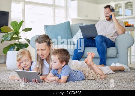 Familie, Eltern und Kinder mit Tablet auf dem Boden zum Spielen, zum Spaß und zum Verbinden mit digitaler Bildung für die Entwicklung von Kindern. Mom, Dad und schauen rein Stockfoto