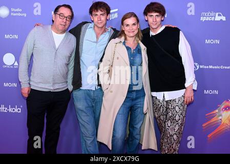 Albrecht Ganzkopf, Emil Belton, Andrea Luedke und Oskar Belton beim Moin Mittsommer Jahresempfang 2023 der Filmförderung Hamburg Schleswig-Holstein im Theater Kampnagel. Hamburg, 18.06.2024 Albrecht Ganzkopf, Emil Belton, Andrea Luedke und Oskar Belton beim Moin Mittsommerfest auf Kampnagel., Hamburg Hamburg Deutschland Kampnagel *** Albrecht Ganzkopf, Emil Belton, Andrea Luedke und Oskar Belton beim Moin Mittsommer Jahresempfang 2023 der Filmförderung Hamburg Schleswig Holstein im Theater Kampnagel Hamburg, 18 06 2024 Albrecht Ganzkopf, Emil Belton, Andrea Luedke und Oskar Belton an der M Stockfoto