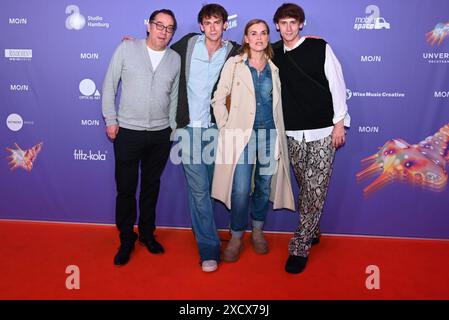 Albrecht Ganzkopf, Emil Belton, Andrea Luedke und Oskar Belton beim Moin Mittsommer Jahresempfang 2023 der Filmförderung Hamburg Schleswig-Holstein im Theater Kampnagel. Hamburg, 18.06.2024 Albrecht Ganzkopf, Emil Belton, Andrea Luedke und Oskar Belton beim Moin Mittsommerfest auf Kampnagel., Hamburg Hamburg Deutschland Kampnagel *** Albrecht Ganzkopf, Emil Belton, Andrea Luedke und Oskar Belton beim Moin Mittsommer Jahresempfang 2023 der Filmförderung Hamburg Schleswig Holstein im Theater Kampnagel Hamburg, 18 06 2024 Albrecht Ganzkopf, Emil Belton, Andrea Luedke und Oskar Belton an der M Stockfoto