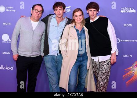 Albrecht Ganzkopf, Emil Belton, Andrea Luedke und Oskar Belton beim Moin Mittsommer Jahresempfang 2023 der Filmförderung Hamburg Schleswig-Holstein im Theater Kampnagel. Hamburg, 18.06.2024 Albrecht Ganzkopf, Emil Belton, Andrea Luedke und Oskar Belton beim Moin Mittsommerfest auf Kampnagel., Hamburg Hamburg Deutschland Kampnagel *** Albrecht Ganzkopf, Emil Belton, Andrea Luedke und Oskar Belton beim Moin Mittsommer Jahresempfang 2023 der Filmförderung Hamburg Schleswig Holstein im Theater Kampnagel Hamburg, 18 06 2024 Albrecht Ganzkopf, Emil Belton, Andrea Luedke und Oskar Belton an der M Stockfoto