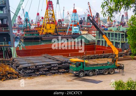 Metallkran, Lkw-Verstärkung, Ladehafen, Konstruktion, Verstärkungsrahmen auf Lastkähnen in der Bucht. Stockfoto