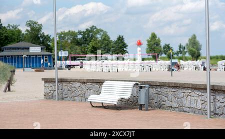 Blick auf den Badestrand am Stettiner Haff in Vorpommern nahe der polnischen Grenze. Die Region gehört noch zu den ruhigen Urlauberregionen in Mecklenburg-Vorpommern. Uckermeunde *** Blick auf den Strand am Stettiner Haff in Vorpommern nahe der polnischen Grenze die Region ist noch immer eine der ruhigen Urlaubsregionen in Mecklenburg-Vorpommern Uckermeunde Copyright: FrankxHormannx/xnordlicht Stockfoto