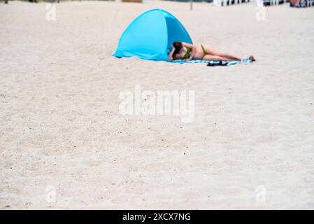 Blick auf den Badestrand am Stettiner Haff in Vorpommern nahe der polnischen Grenze. Die Region gehört noch zu den ruhigen Urlauberregionen in Mecklenburg-Vorpommern. Uckermeunde *** Blick auf den Strand am Stettiner Haff in Vorpommern nahe der polnischen Grenze die Region ist noch immer eine der ruhigen Urlaubsregionen in Mecklenburg-Vorpommern Uckermeunde Copyright: FrankxHormannx/xnordlicht Stockfoto