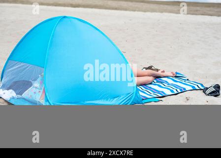 Blick auf den Badestrand am Stettiner Haff in Vorpommern nahe der polnischen Grenze. Die Region gehört noch zu den ruhigen Urlauberregionen in Mecklenburg-Vorpommern. Uckermeunde *** Blick auf den Strand am Stettiner Haff in Vorpommern nahe der polnischen Grenze die Region ist noch immer eine der ruhigen Urlaubsregionen in Mecklenburg-Vorpommern Uckermeunde Copyright: FrankxHormannx/xnordlicht Stockfoto