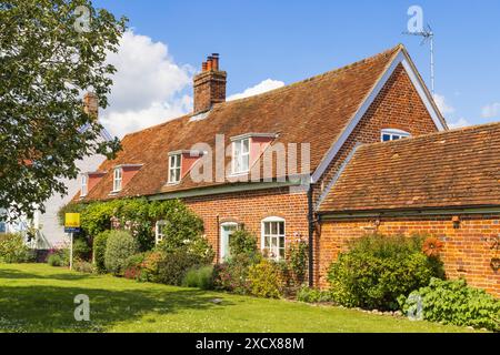 Traditionelle englische Dorfhütten mit einem Savills Haus zum Verkauf Schild. Orford, Suffolk. UK Stockfoto