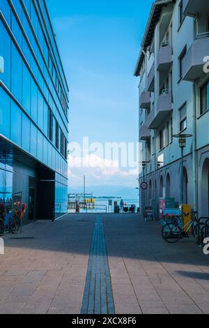 Friedrichshafen, Deutschland, 19. Juni 2023, schmale Straße mit Fahrrädern und wunderschöner Aussicht auf das bodenseewasser mit blauem Himmel Stockfoto