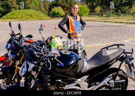 Der Student zeigt den Motorradführerschein als erfolgreich abgeschlossener Fahrunterricht an. Stockfoto